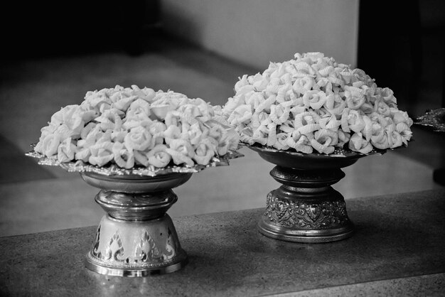 Papieren bloemen worden gebruikt voor de begrafenis van Thaise mensen