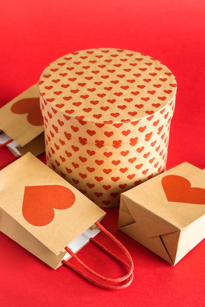 Foto papieren boodschappentassen met hartjesprint op een rode achtergrond