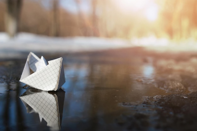 Papieren boot in een zwembad winter