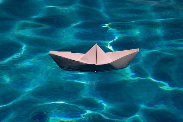 Papieren boot op de zee achtergrond toerisme reizen dromen vakantie vakantie cruiseschip concept origami