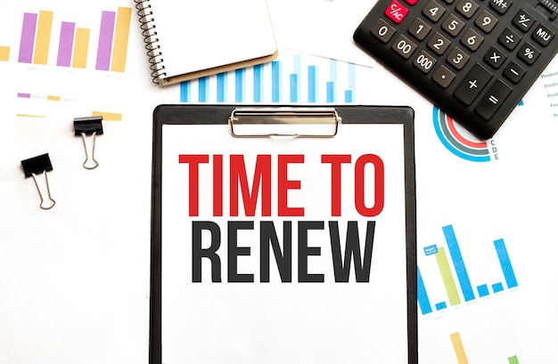 Papieren bord met tekst TIME TO RENEW. Plat leggen