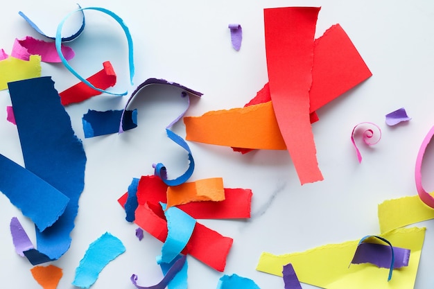 Papieren confetti op marmeren flatlay achtergrond