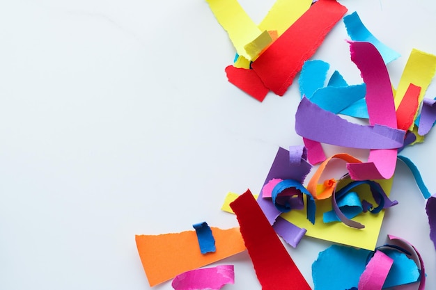 Foto papieren confetti op marmeren flatlay achtergrond