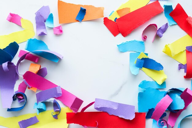 Foto papieren confetti op marmeren flatlay achtergrond