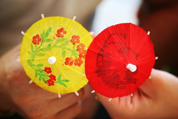 Papieren decoratieve paraplu's in handen