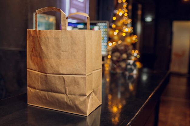 Papieren dessertzak wachtend op de klant op de toonbank in het moderne café, de koffiebar, de bezorging van het café, het restaurant, de afhaalmaaltijden