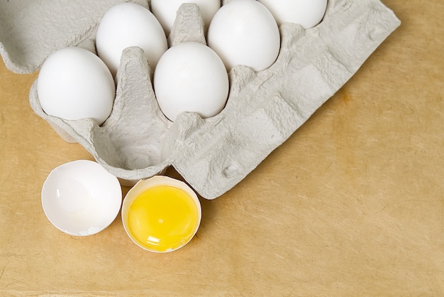 Papieren eiertray met witte eieren.