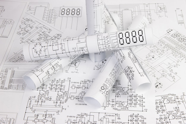 Papieren elektrotechnische tekeningen. werk van een elektronische ingenieur.