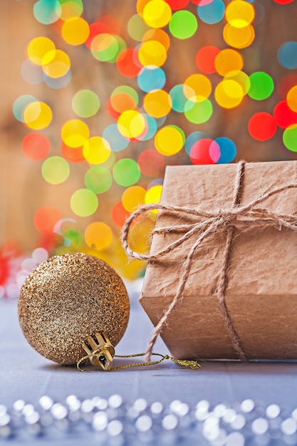 Foto papieren geschenkdoos en gouden kerstbal