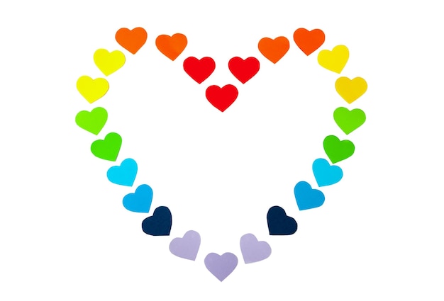 Foto papieren harten in de vorm van het hart geïsoleerd op een witte achtergrond. regenboogkleuren. valentijnsdag. lgbt-symbool