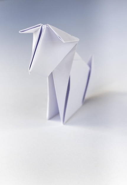 Papieren hond origami geïsoleerd op een witte achtergrond