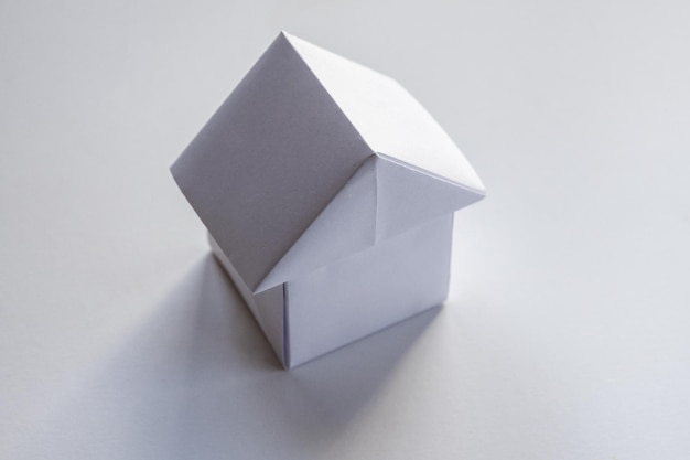 Papieren huis origami geïsoleerd op een witte achtergrond