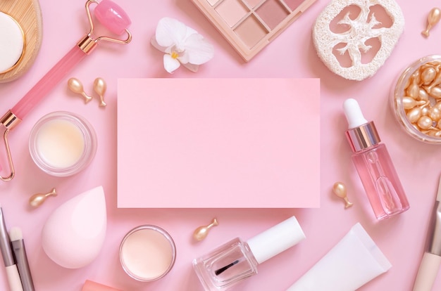 Papieren kaart tussen huidverzorging en decoratieve cosmetica op roze bovenaanzicht mockup