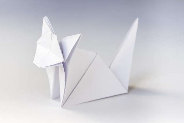 Papieren kat origami geïsoleerd op een witte achtergrond