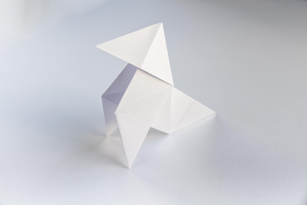 Papieren kip origami geïsoleerd op een witte achtergrond