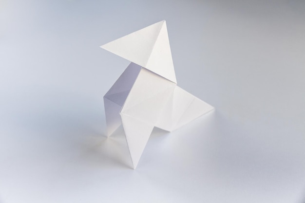 Papieren kip origami geïsoleerd op een witte achtergrond