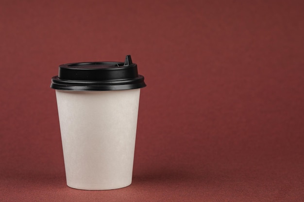 Papieren koffiecontainer met zwart deksel Takeaway-drankcontainer Drinkbeker-sjabloon voor uw ontwerp