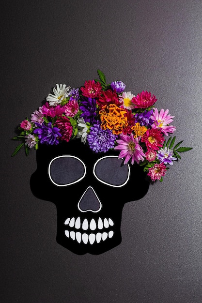 Papieren menselijke schedel voor Mexico39s Dag van de Doden El Dia de Muertos met traditionele bloemen