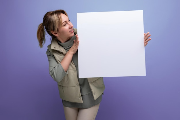 Papieren poster met een lay-out voor reclame in de handen van een vrouw