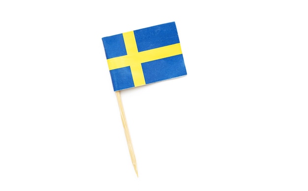 Foto papieren vlag van zweden, kleine zweedse vlag als decoratie, tandenstoker geïsoleerd op wit, bovenaanzicht