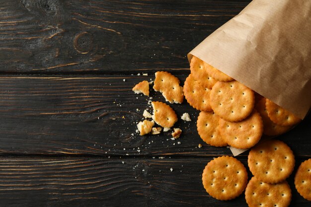 Papieren zak met cracker koekjes