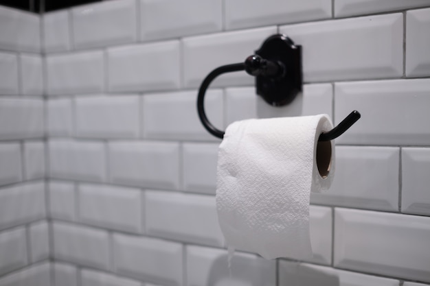 Papieren zakdoekje op muur, toilet