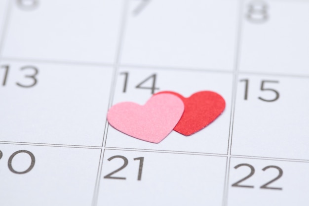 Papierhart op 14 februari op kalender, concept voor Valentijnsdag en selectieve aandacht