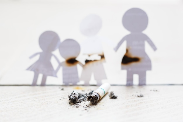 Foto papiersnijding van familie vernietigd door sigaretten drugs vernietigen familieconcept werelddag zonder tabak