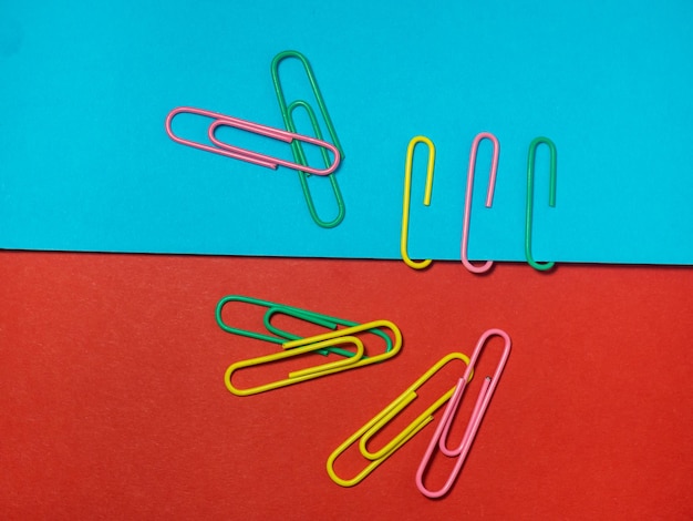 Foto papierwerk gekleurde paperclips werken met documenten kleurrijke kantoorbenodigdheden