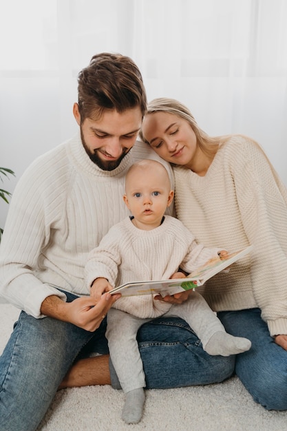 Foto pappa en mamma met kleine baby thuis