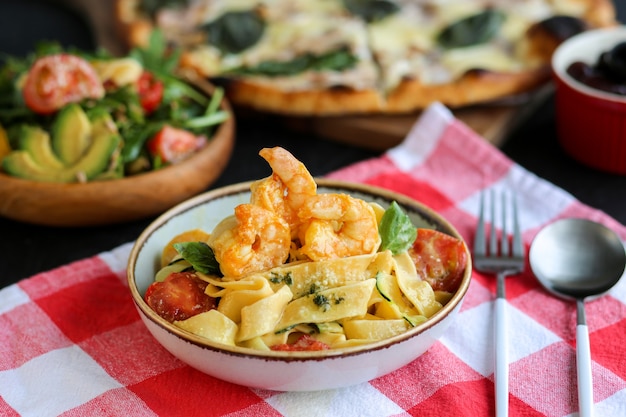 Pappardelle con gamberi.pasta con gamberi e pomodori.cucina italiana.