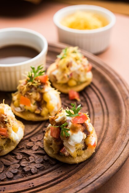 Papri OF Papdi-chat Ook bekend als Sev Batata Puri - populaire Indiase snacks of straatvoedsel, selectieve focus