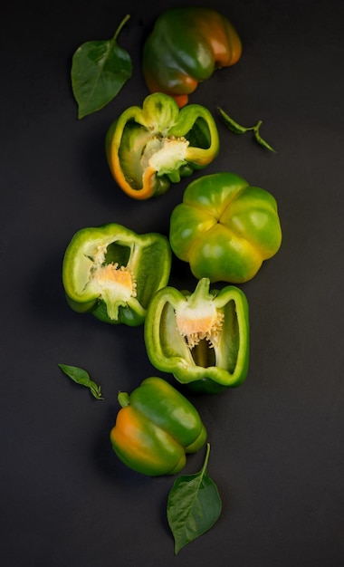 Paprika groene paprika op zwarte achtergrond volledige scherptediepte