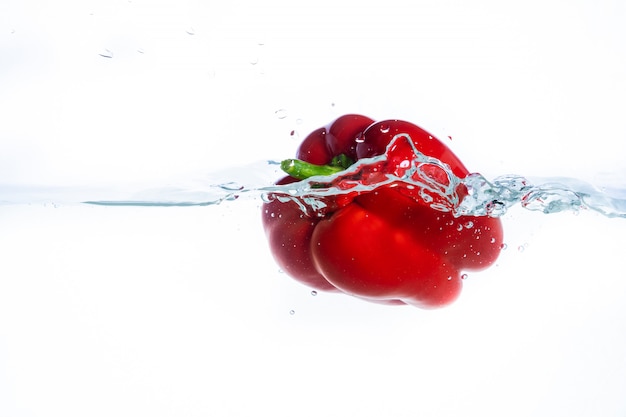 Paprika in het water spatten, de gele paprika.