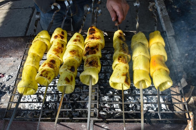 Paprika op de grill Geroosterde kleurrijke paprika op de grill Rode en gele paprika Gegrilde kleurrijke gele en rode paprika gegrild in de zon