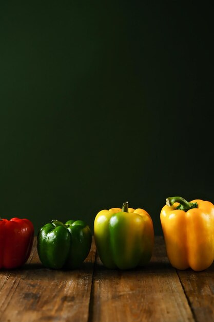 Paprika op een houten tafel Paprika's van verschillende kleuren Geelrode groene paprika Pepper