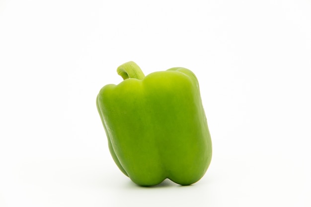 Paprika op wit geïsoleerde achtergrond, groene kleur