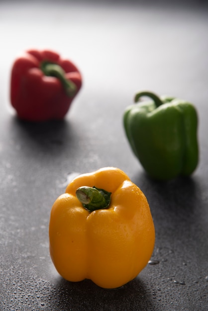 Paprika, rode peper, groen en geel, verse groenten