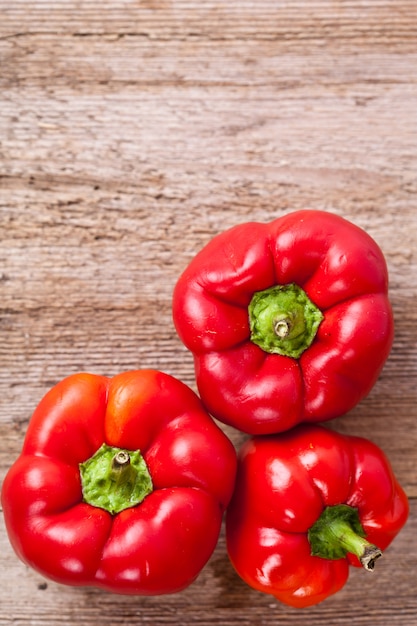 Paprika&#39;s op rustieke houten tafel