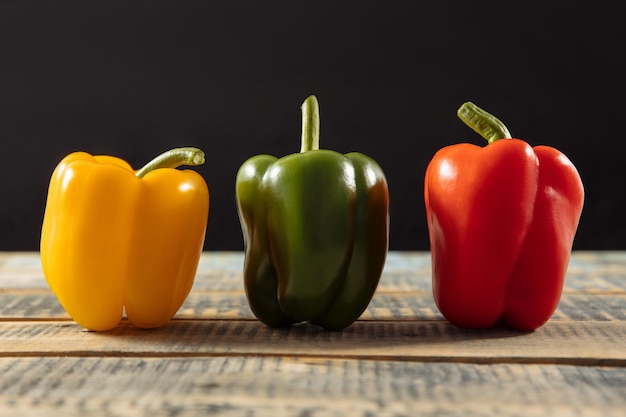 Paprika's op zwarte achtergrond paprika gezond eten groenten groenten voor het restaurant