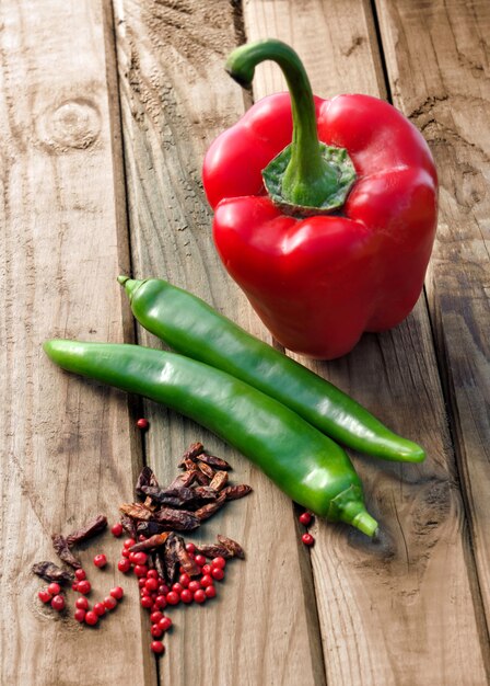 Paprika&#39;s van alle soorten op houten planken