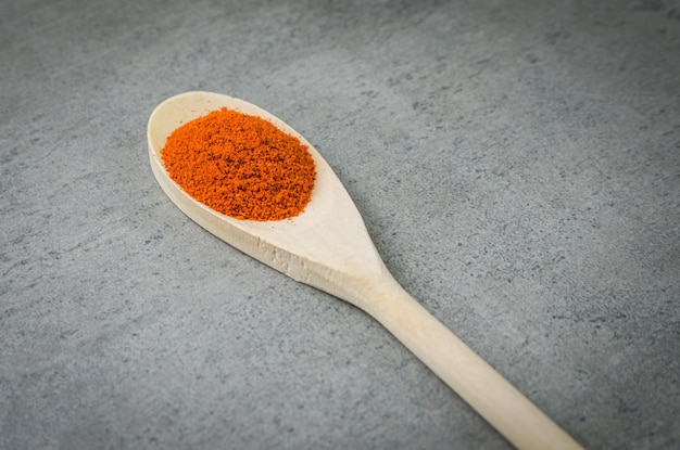 Spezia di paprika in cucchiaio di legno