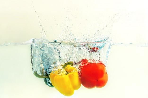 Paprika valt in water