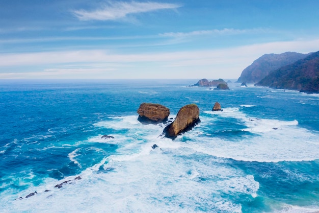 Papuma-strand met schuimende golven