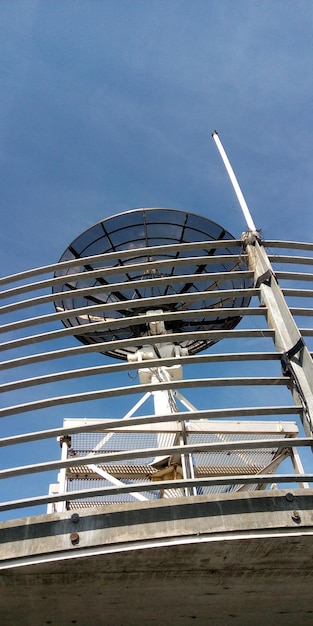 Foto parabolische antenne voor wetenschappelijke satellieten