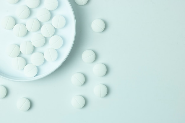 Paracetamol geneeskunde pillen geïsoleerd op een witte achtergrond