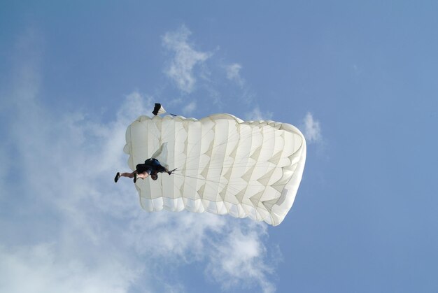 Parachute springer springen en parachute duiken met witte parachute op parachute cup