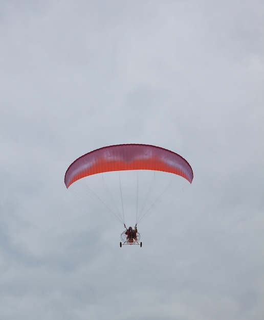 Paracadute con un motore in un cielo cupo.