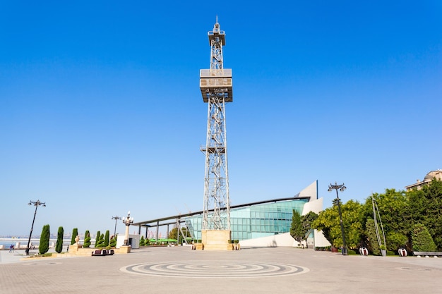 Parachutetoren in Bakoe is een constructie van 75 meter hoog gelegen in Baku Boulevard en die werd gebouwd in de vorm van een boortoren.