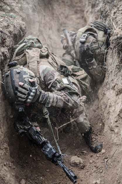 Parachutisten van het Franse 1st Marine Infantry Parachute Regiment RPIMA worden beschoten in loopgraven, gekneusd, bedekt met aarde en aarde